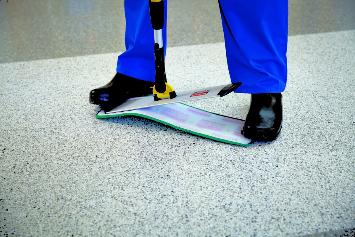 Rubbermaid HYGEN™ 45cm/18″ Microfibre Wet Pad, Green Trim | RFGQ41000GR00 image 5