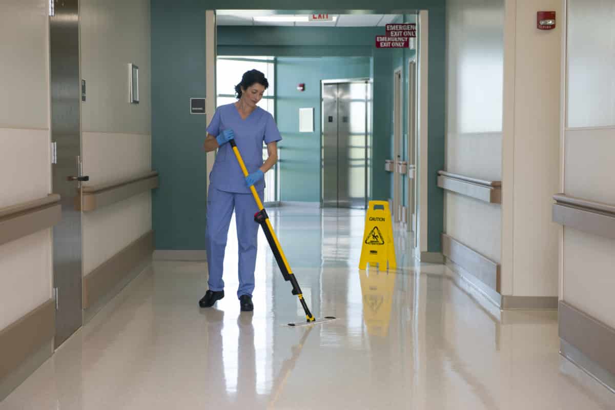 Rubbermaid HYGEN™ 45cm/18″ Microfibre Wet Pad, Green Trim | RFGQ41000GR00 image 2