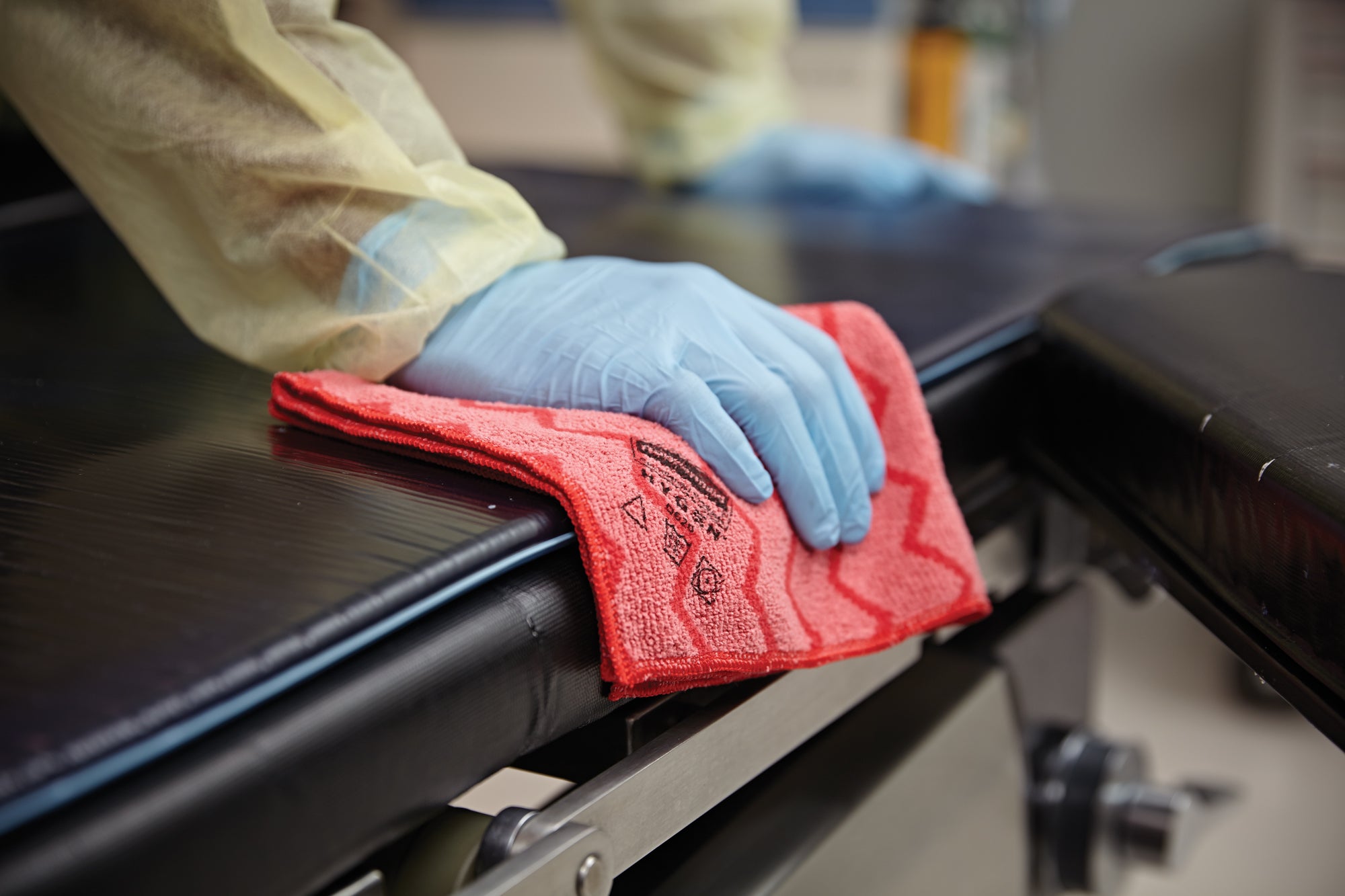 Rubbermaid HYGEN 16" x 16" Microfiber Cloth, Red | FGQ62000RD00
